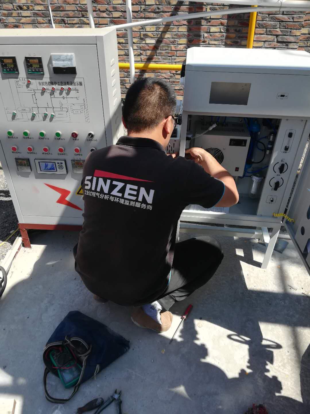 從事研發多年的老師,正在向大家展示預處理設備的安裝